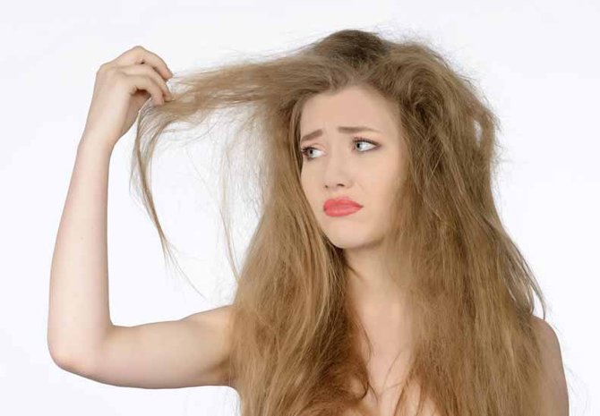 6 Langkah Mudah Merawat Rambut Kering Tanpa Harus ke Salon